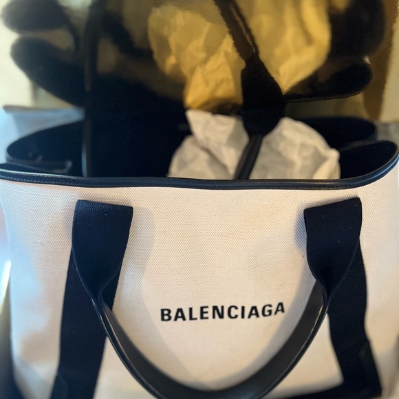 Balenciaga Cabas Dimensions : L14,1 x H11 x W7 inch
• Made in Italy - Picture 3 of 3